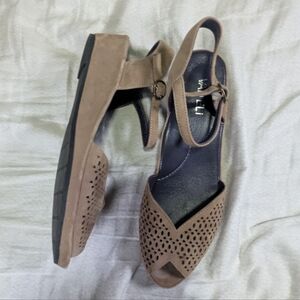 VANELi Suede Perforated Peep Toe Ankle Strap Flats Size 8N Narrow Beige/Taupe